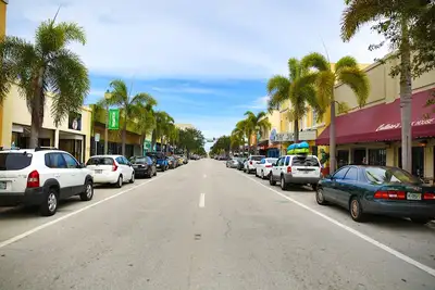 Campus Recovery Center - Mental health facility in Lake Worth Beach offering Partial Hospitalization Program (PHP), Intensive Outpatient Program (IOP) services
